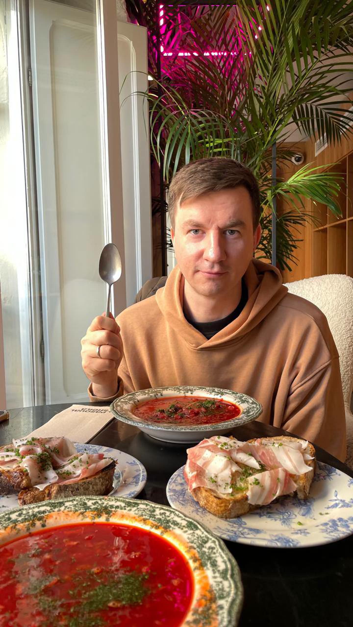 Василий Мещеряков за завтраком